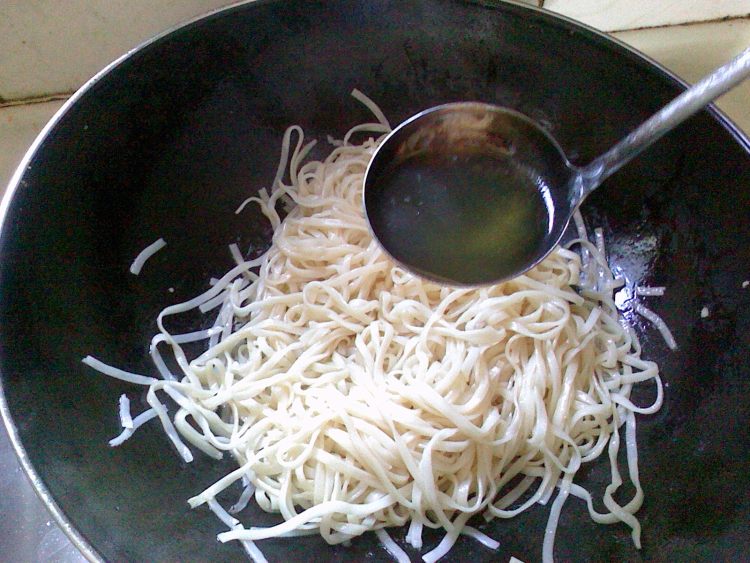 韭黄鸡蛋炒河粉步骤5
