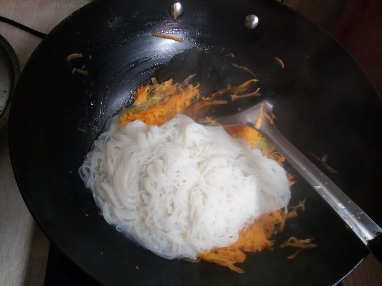 炒湖头米粉步骤6