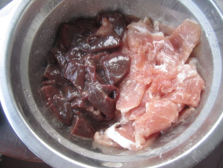 猪肝瘦肉炒河粉步骤2