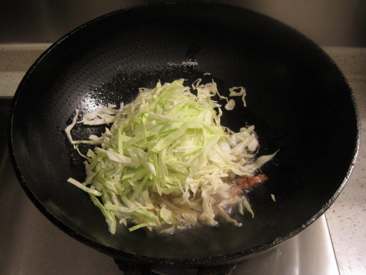 包菜炒土豆粉步骤6