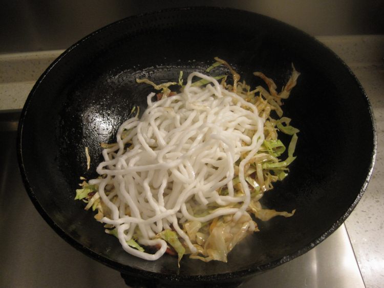 包菜炒土豆粉步骤7