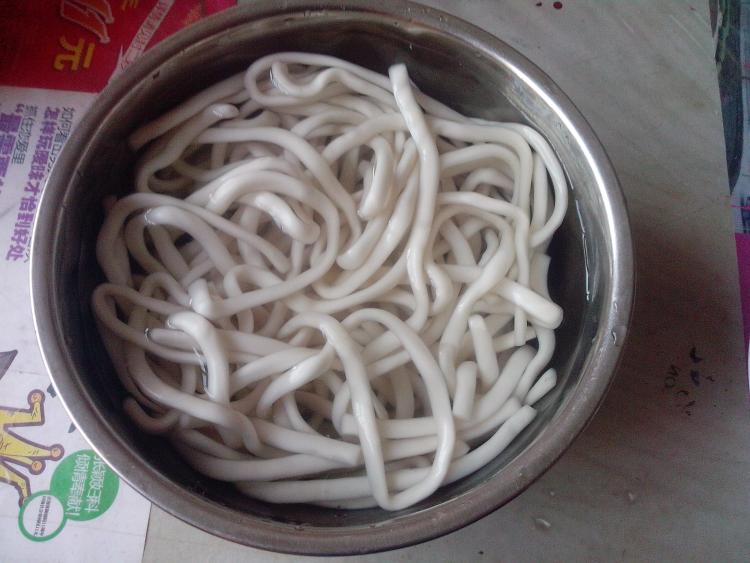 牛肉丸子煮土豆粉步骤2
