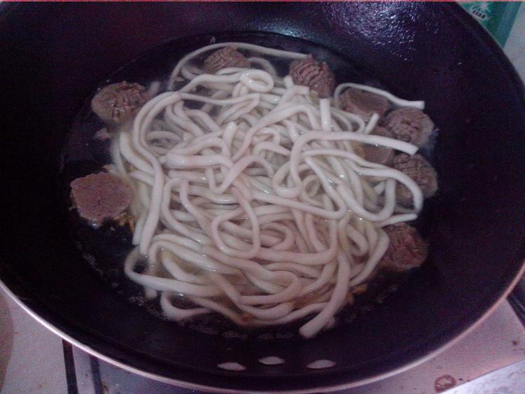 牛肉丸子煮土豆粉步骤7
