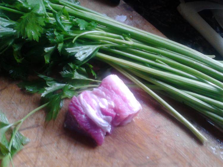 芹菜炒粉步骤1