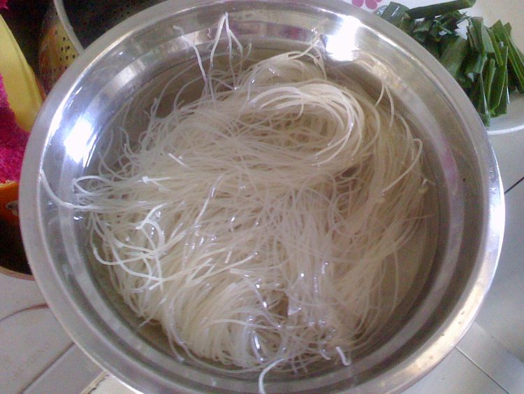圆白菜炒米粉步骤1