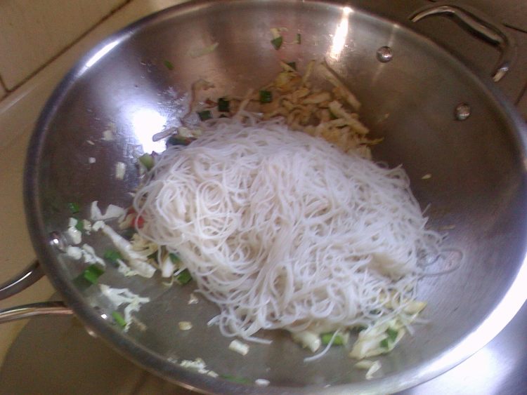 圆白菜炒米粉步骤5