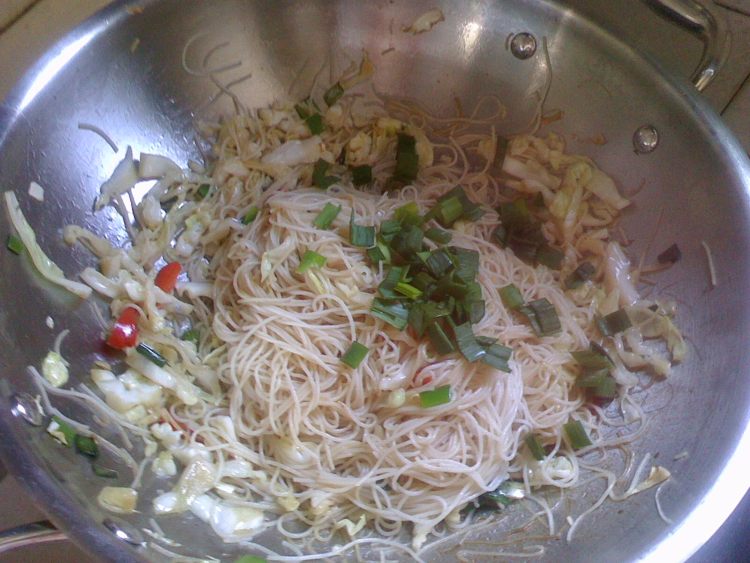 圆白菜炒米粉步骤7