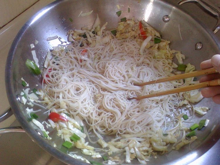 圆白菜炒米粉步骤6