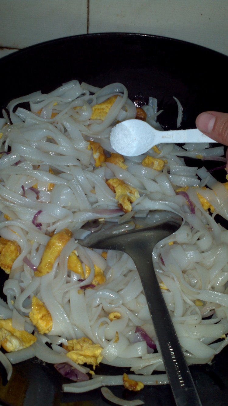 鸡蛋炒河粉步骤7