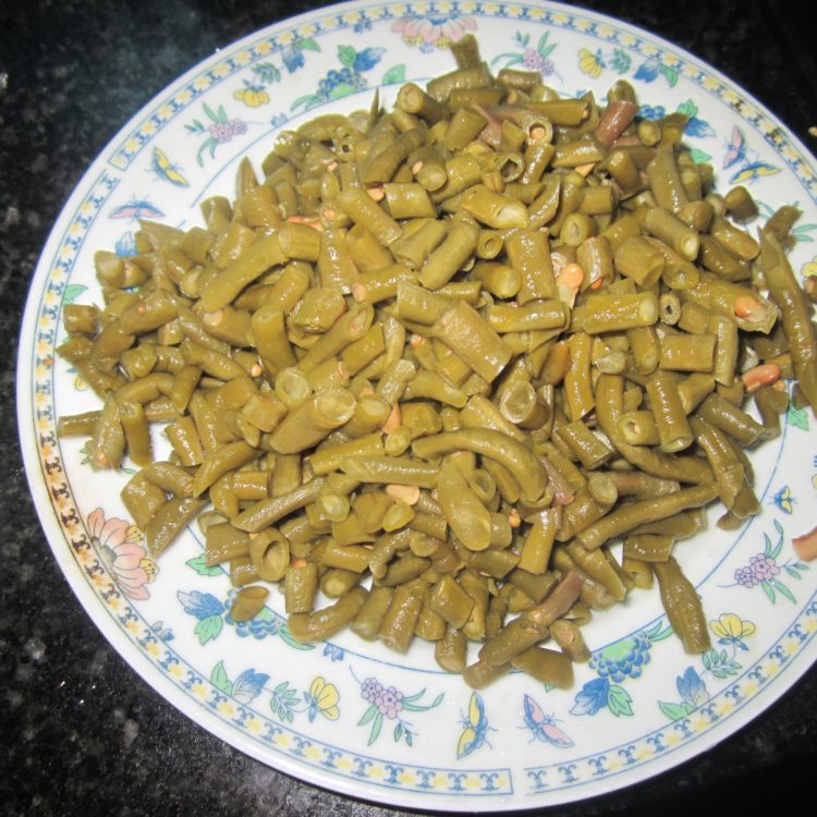 米椒豆角拌粉步骤2