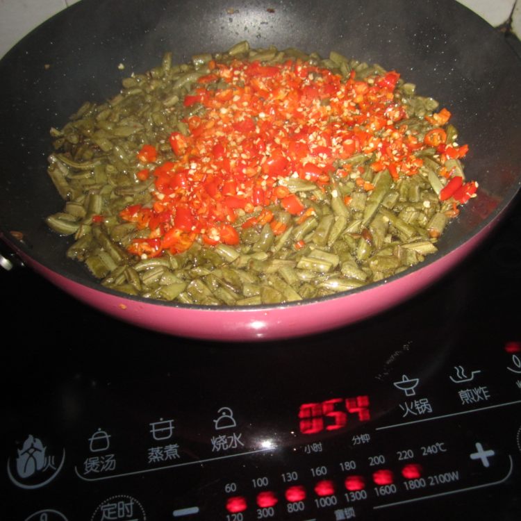 米椒豆角拌粉步骤6