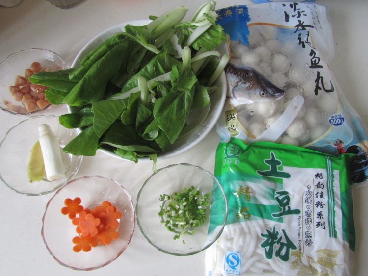 鱼丸土豆汤粉步骤1