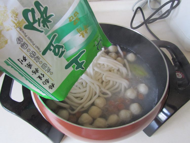鱼丸土豆汤粉步骤6