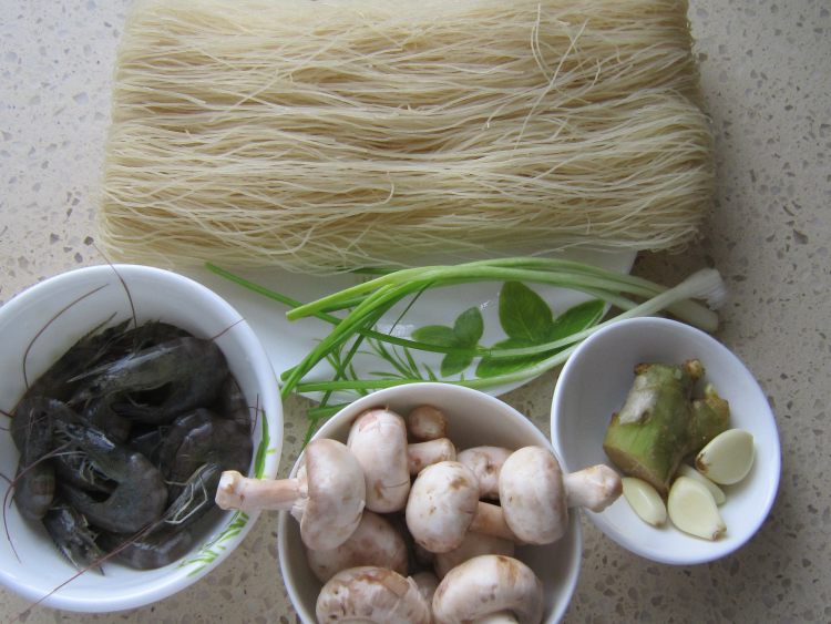 鲜虾口蘑炒粉干步骤1