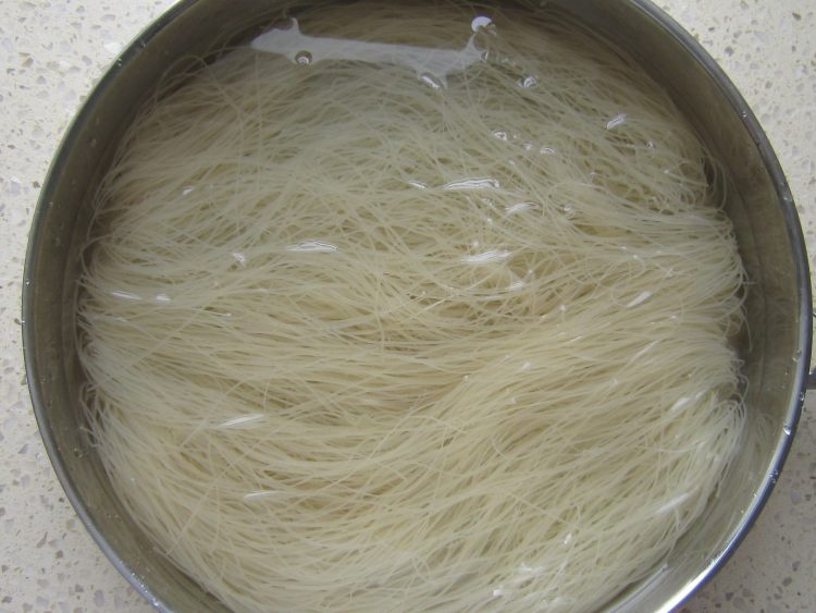 鲜虾口蘑炒粉干步骤2