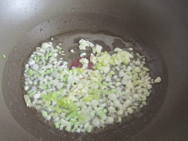 鲜虾口蘑炒粉干步骤4