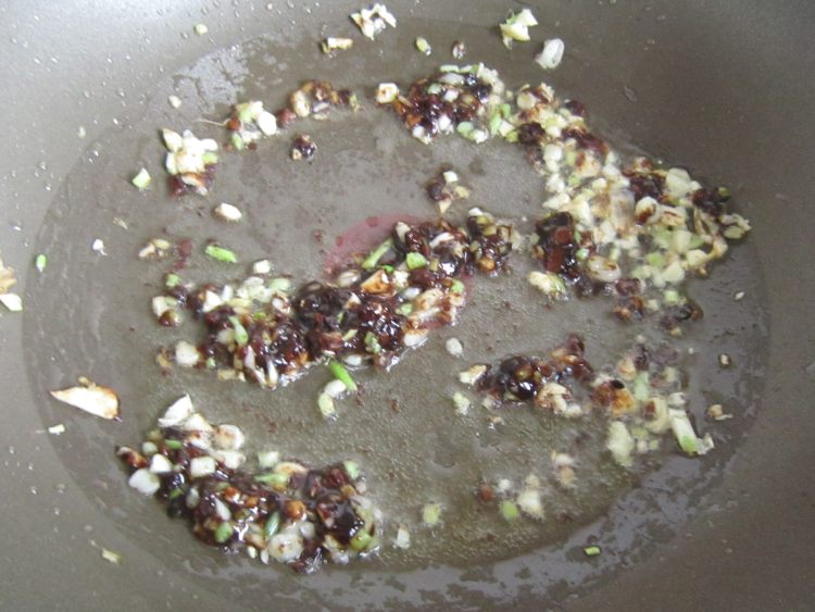 鲜虾口蘑炒粉干步骤5