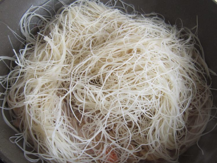 鲜虾口蘑炒粉干步骤10