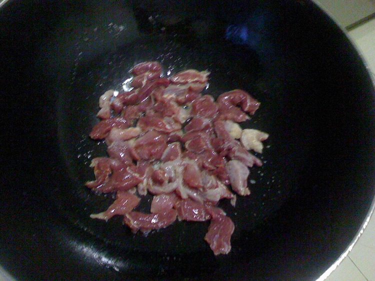 牛肉丝炒米线步骤5