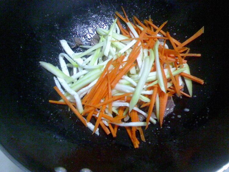 牛肉丝炒米线步骤6