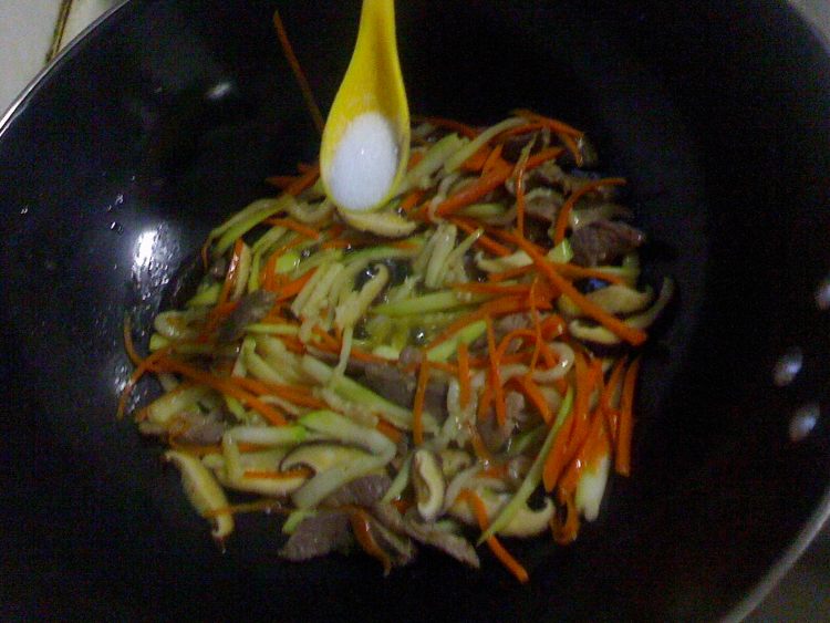 牛肉丝炒米线步骤8