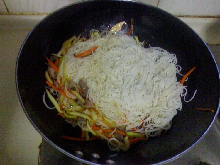 牛肉丝炒米线步骤9