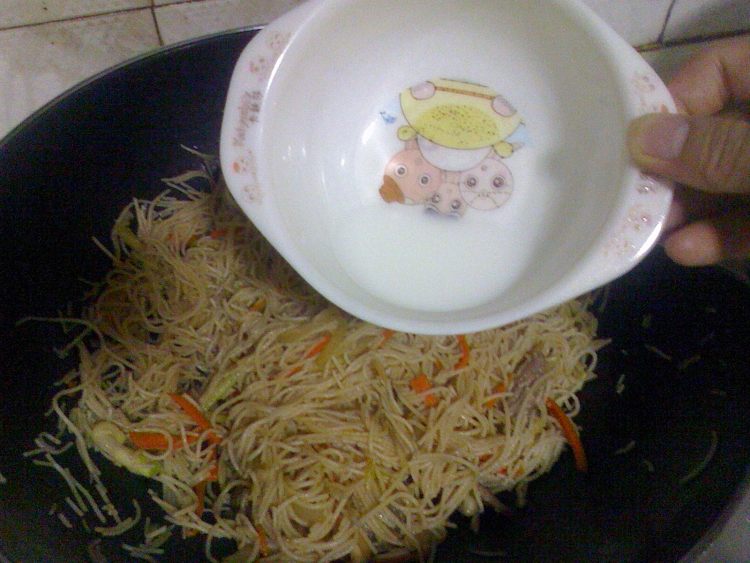牛肉丝炒米线步骤11
