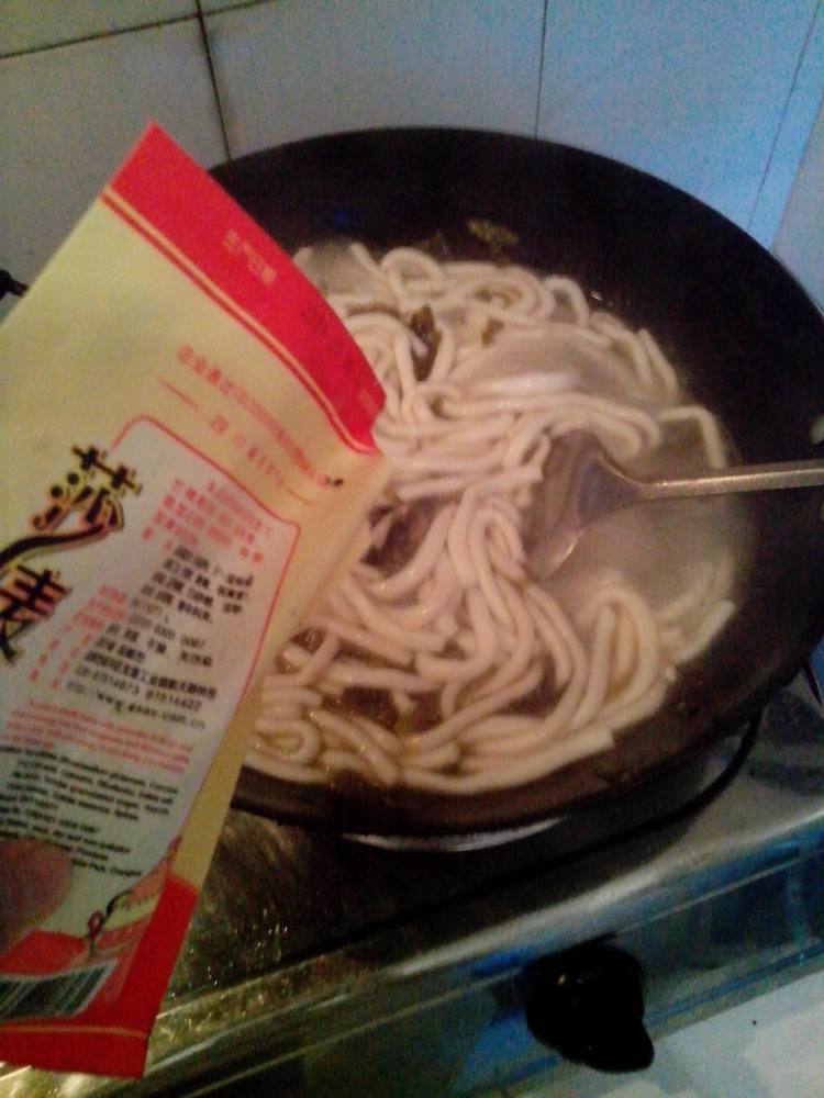 酸菜土豆粉步骤8