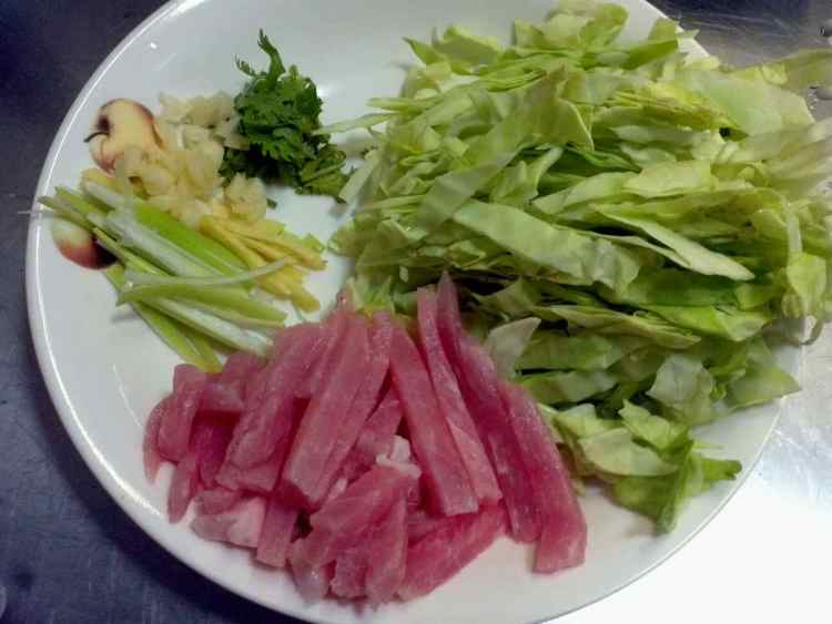 肉丝炒米粉步骤2