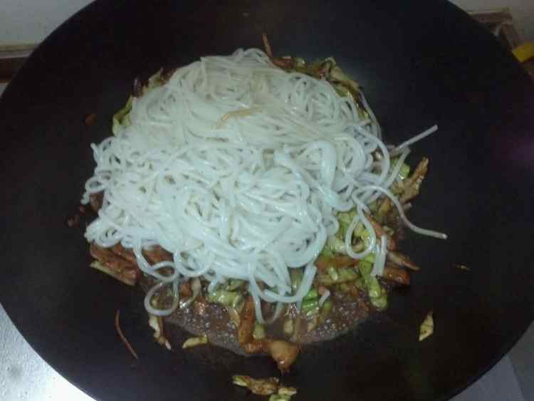 肉丝炒米粉步骤12