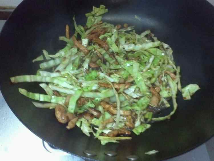 肉丝炒米粉步骤10