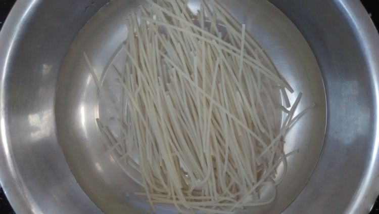 红酸汤肥牛米粉步骤1