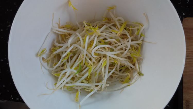 红酸汤肥牛米粉步骤3