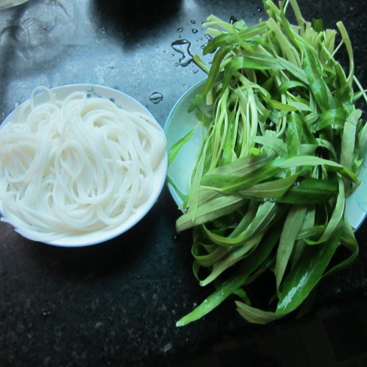 空心菜焖米粉步骤2