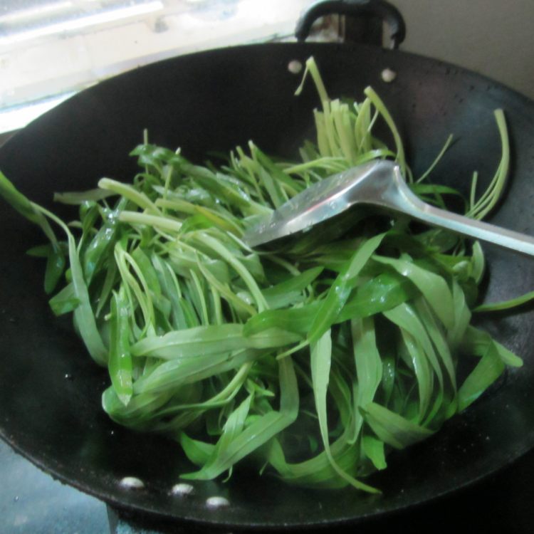 空心菜焖米粉步骤3
