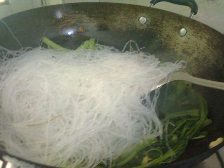 空心菜炒粉丝步骤7