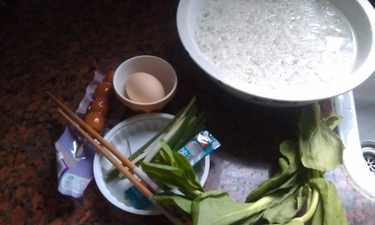 波波肠蛋汤米粉步骤1