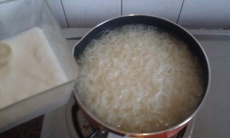 波波肠蛋汤米粉步骤7