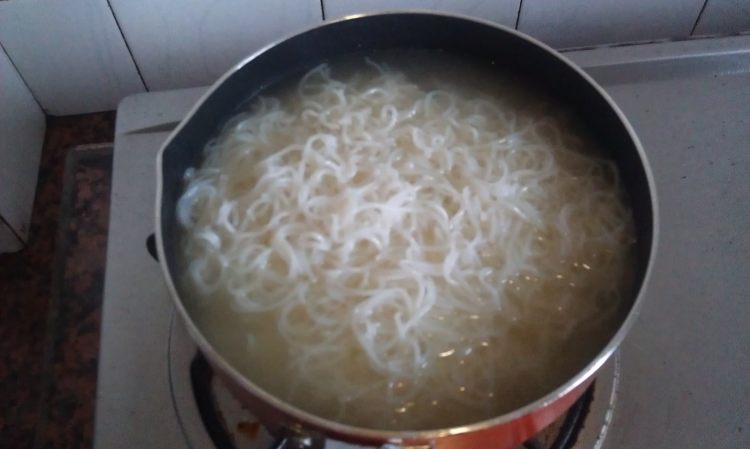 波波肠蛋汤米粉步骤6