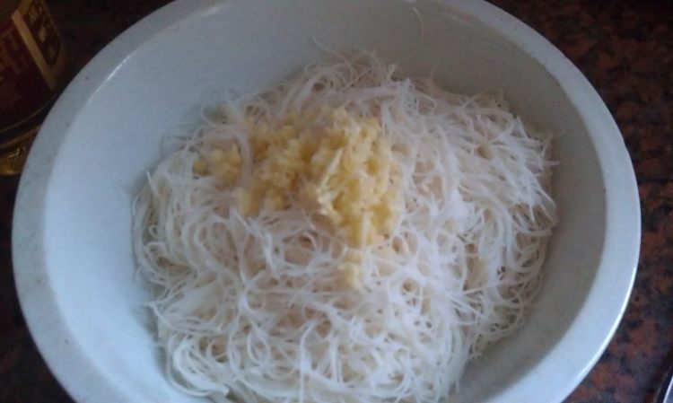 香菇瘦肉蒸米粉步骤2