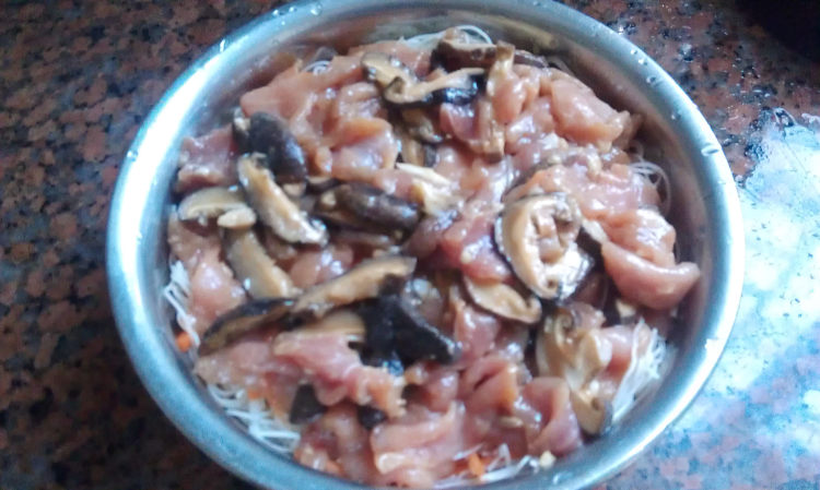 香菇瘦肉蒸米粉步骤6