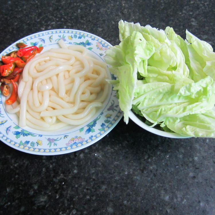 白菜炒粉步骤1