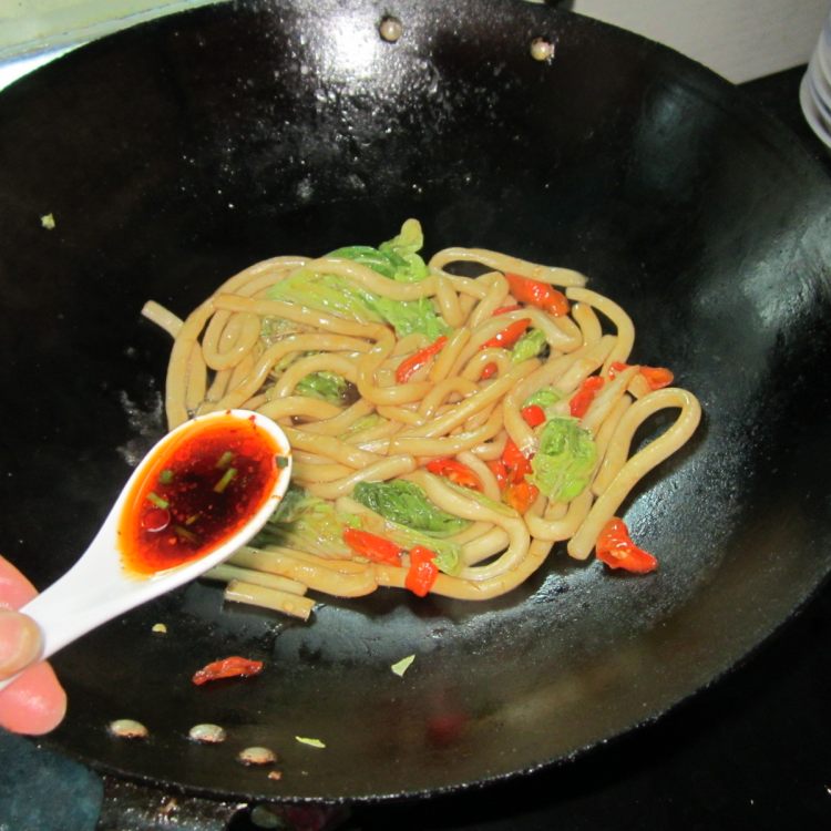 白菜炒粉步骤9