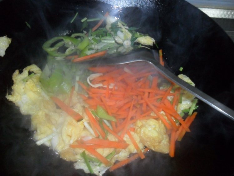 鸡蛋炒土豆粉步骤3
