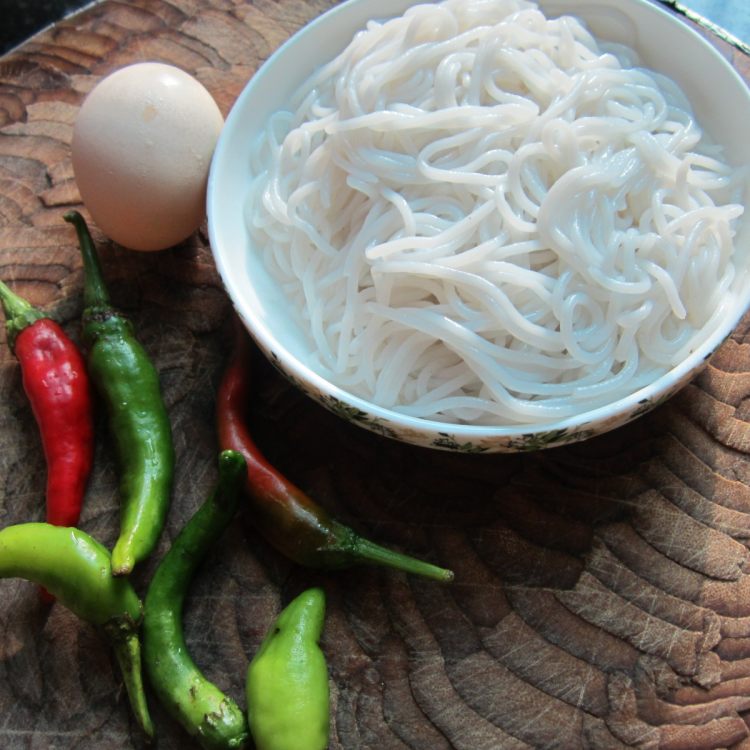 辣椒鸡蛋炒粉步骤1