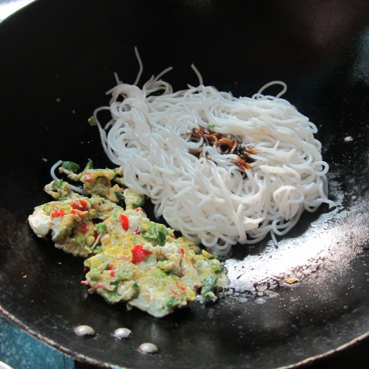 辣椒鸡蛋炒粉步骤9