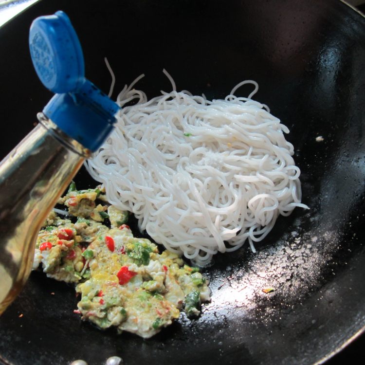 辣椒鸡蛋炒粉步骤8