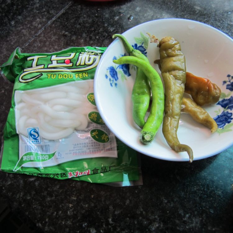 炝酸辣土豆粉步骤1