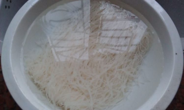 鸡蛋汤米粉步骤1