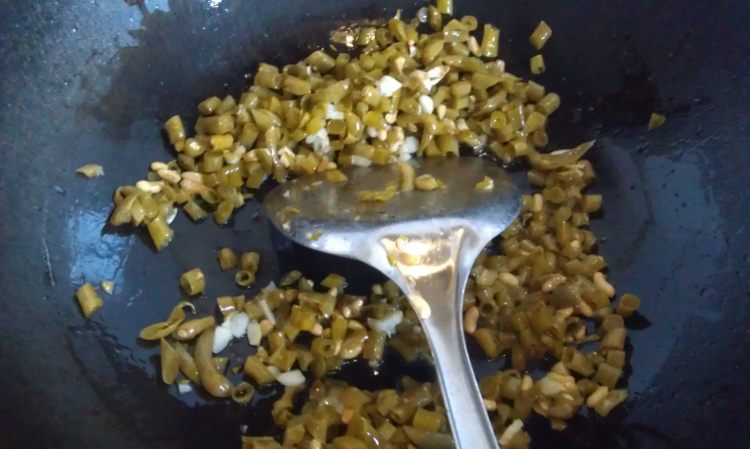 酸豆角汤米粉步骤4